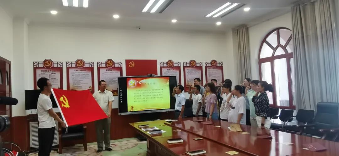 迎“七一”主题活动 | “唱国歌·温誓词·知党史”(图3) 1-200F1224102532.jpg