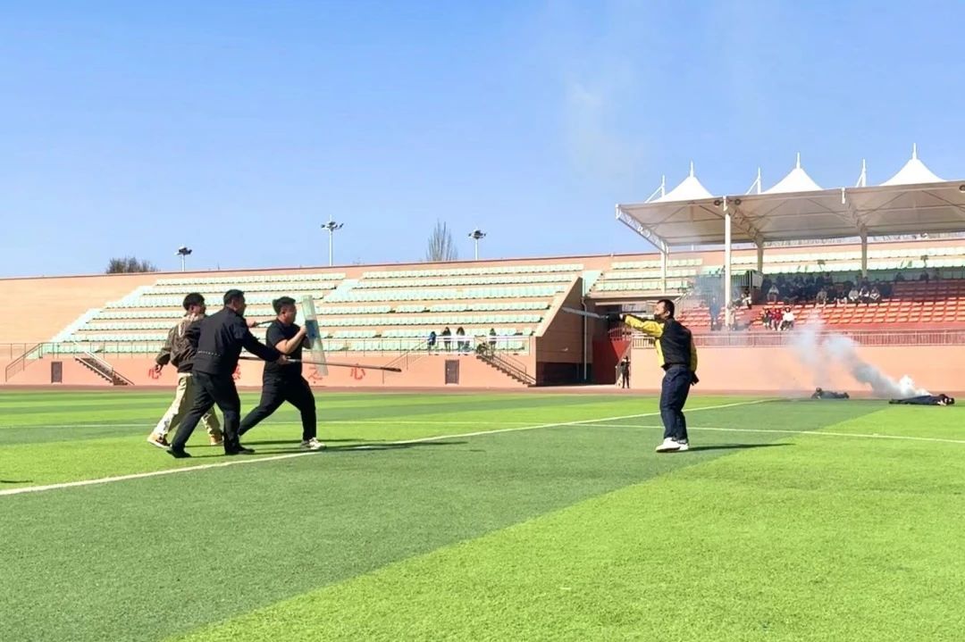 “警校联动”筑平安 我校联合永宁公安开展反恐防暴应急演练(图3) 1-24042210500LE.jpg