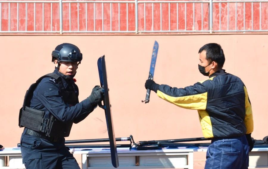 “警校联动”筑平安 我校联合永宁公安开展反恐防暴应急演练(图6) 1-240422105059257.jpg
