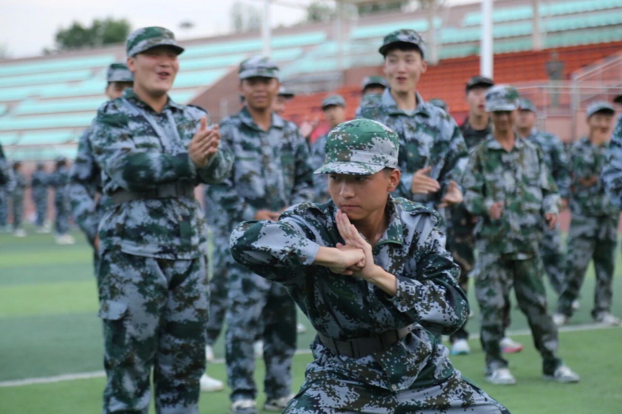 身着迷彩绿 军训正当时(图3)