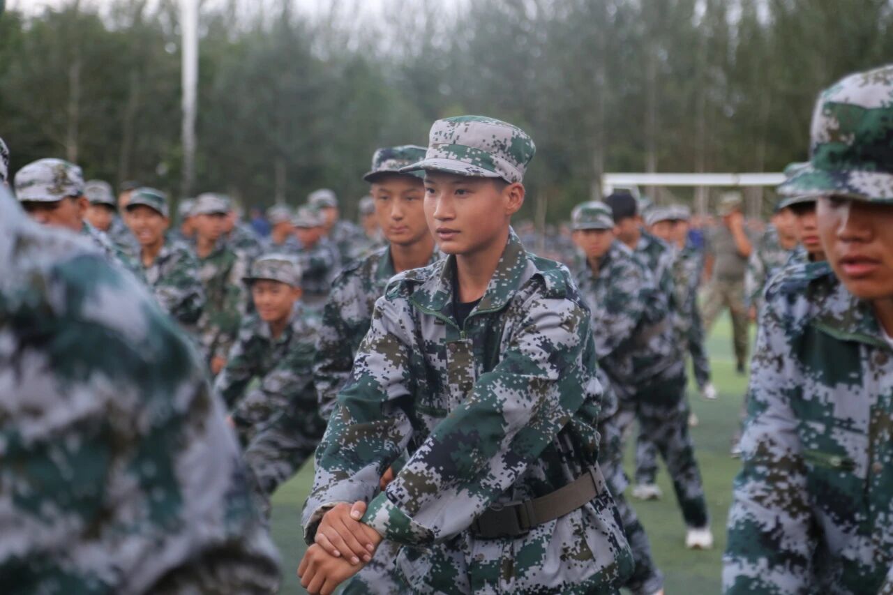 身着迷彩绿 军训正当时(图4)
