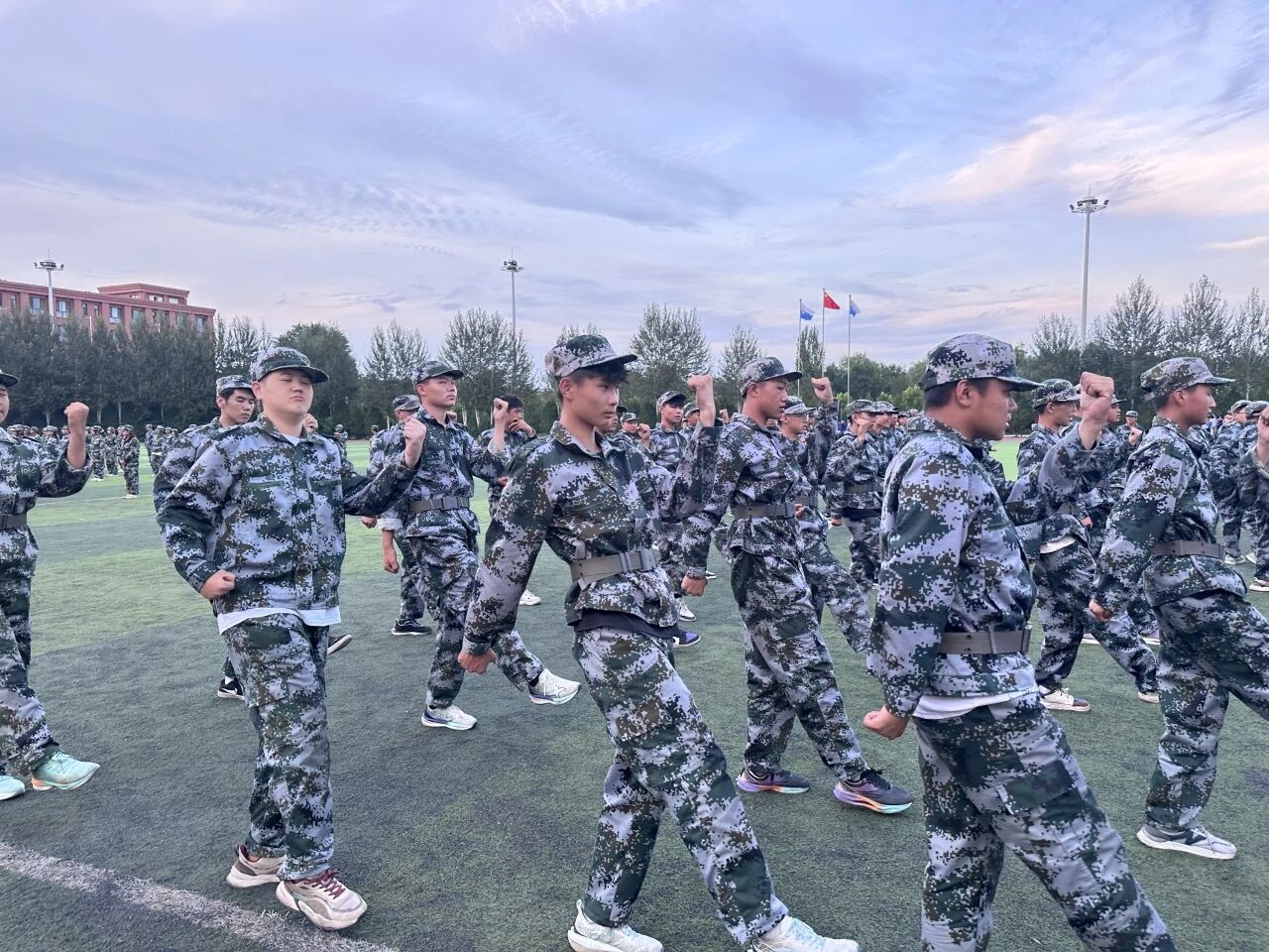 身着迷彩绿 军训正当时(图2)