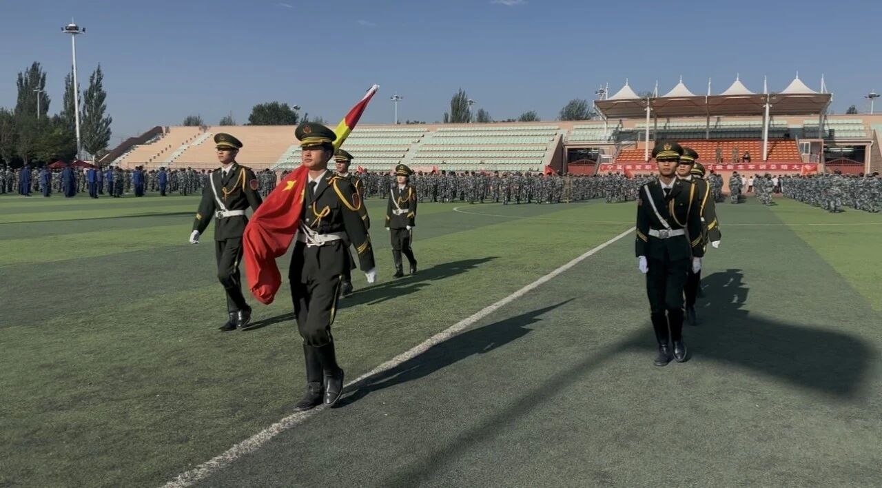 青春铸魂，燃启新程｜宁夏商贸职业学校2025级新生军训总结大会圆满落幕(图1)